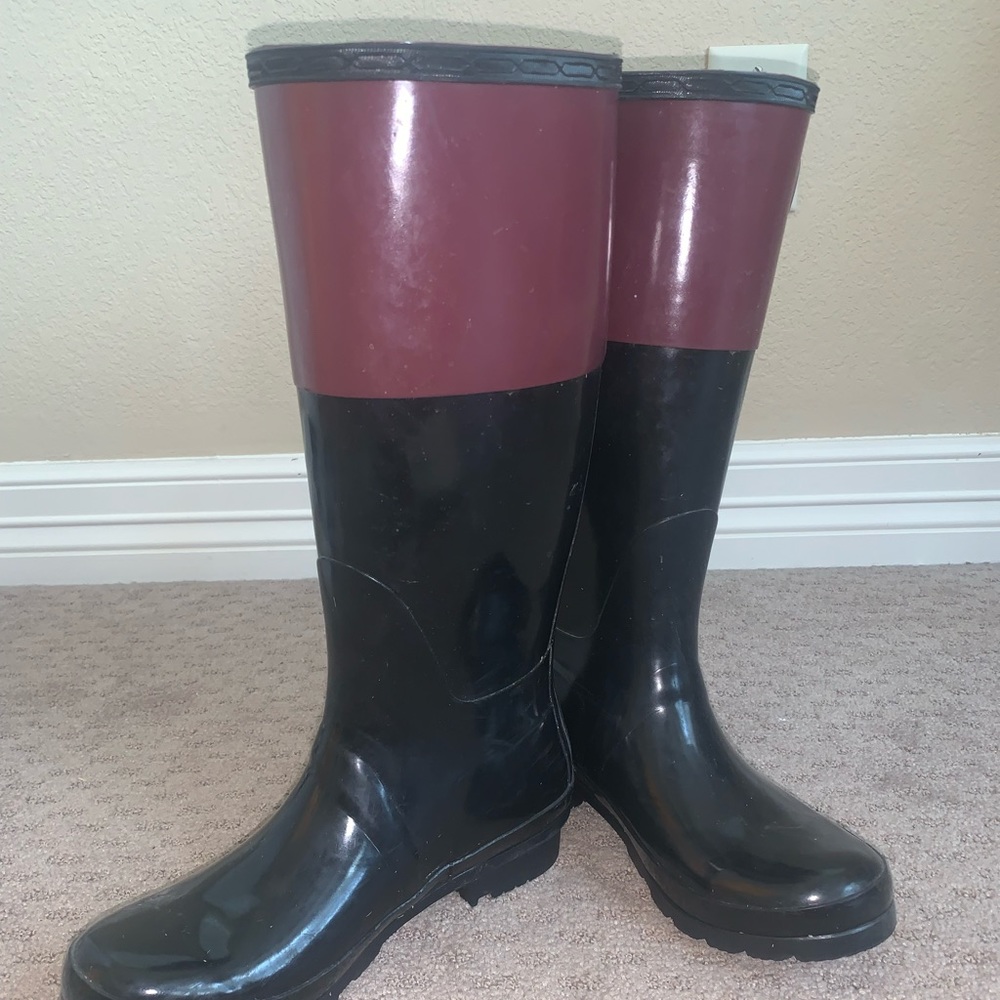 Black/maroon rain boots